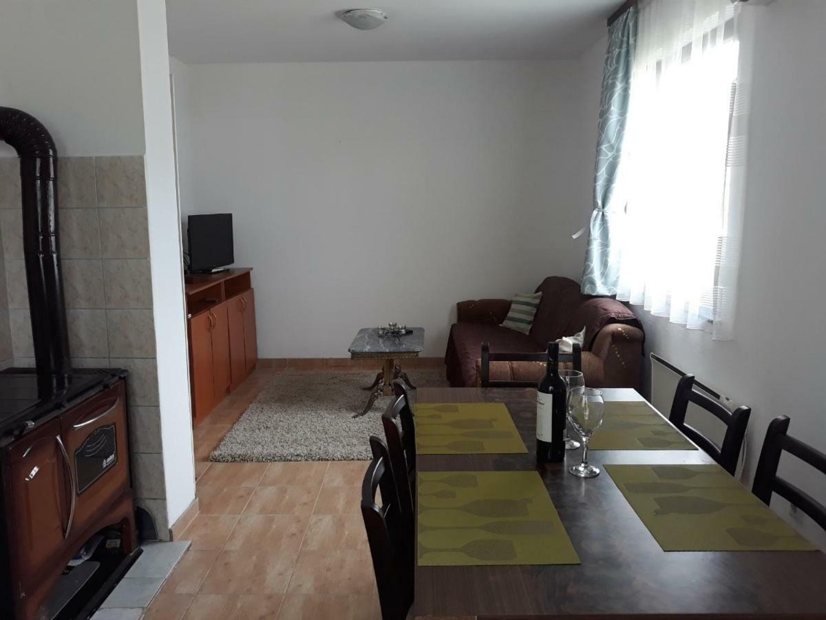 Apartman Dijelovi 비옐리나 외부 사진